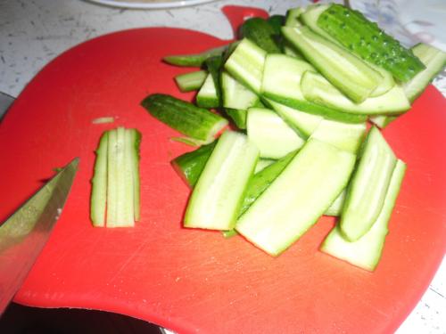 Салат разбойничий с блинами курицей и чесноком. САЛАТ БЛИННЫЙ С КОПЧЕНОЙ КУРОЧКОЙ