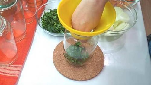 Как закрыть крупные помидоры порезанные на зиму без стерилизации. Помидоры резаные с маслом и луком — самые вкусные рецепты на зиму