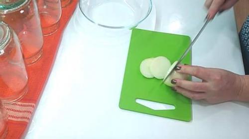 Как закрыть крупные помидоры порезанные на зиму без стерилизации. Помидоры резаные с маслом и луком — самые вкусные рецепты на зиму