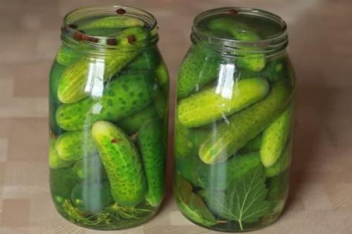 Мелкие маринованные огурчики. Хрустящие маринованные огурцы на зиму — рецепт на 1 литр 11
