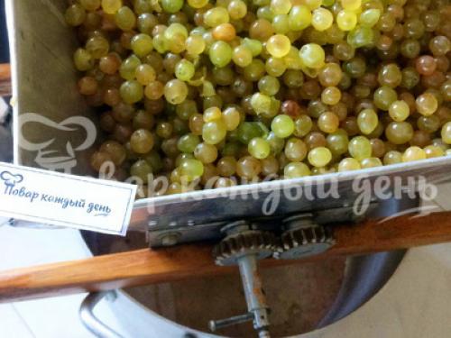 Виноградный сок через соковыжималку на зиму. Сок из винограда с добавлением сахара (пастеризация) 06