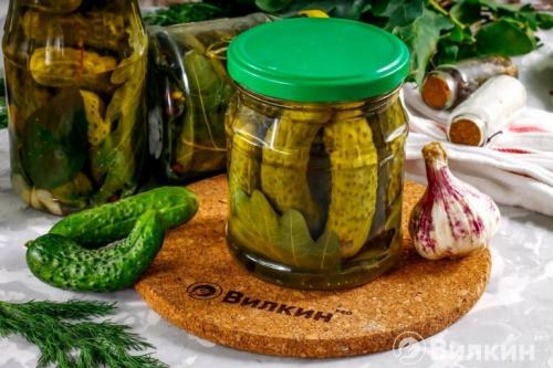 Корнишоны в банке. Маринованные корнишоны на зиму