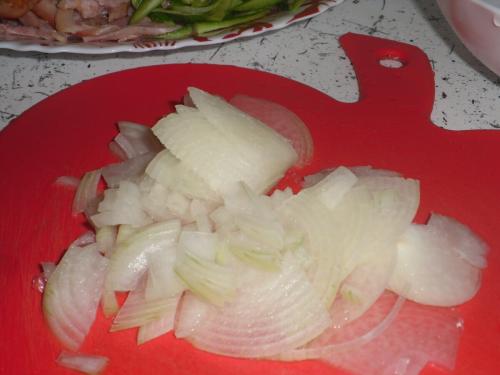 Салат разбойничий с блинами курицей и чесноком. САЛАТ БЛИННЫЙ С КОПЧЕНОЙ КУРОЧКОЙ