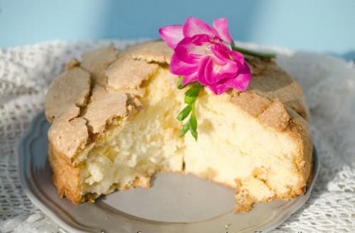 Шарлотка без яиц на молоке в духовке. Шарлотка на кислом молоке с манкой