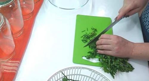 Как закрыть крупные помидоры порезанные на зиму без стерилизации. Помидоры резаные с маслом и луком — самые вкусные рецепты на зиму