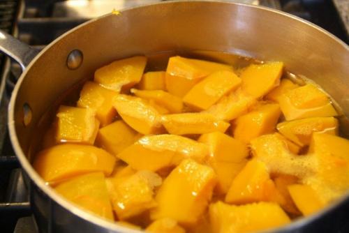 Сок из тыквы и груши. Все думали, что пьют абрикосовый сок с мякотью. Но это был обалденно вкусный тыквенный сок