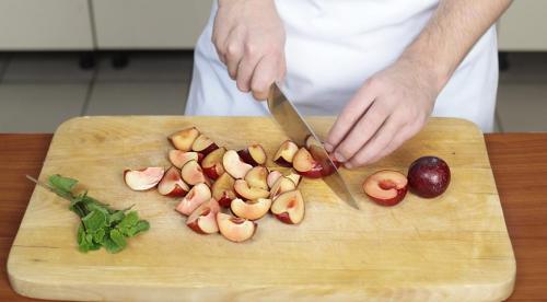 Как консервировать сливы целиком с косточкой. Консервированные сливы на зиму в собственном соку 10