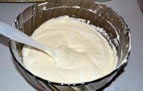 Шарлотка с яблоками бисквит. Бисквитная яблочная шарлотка