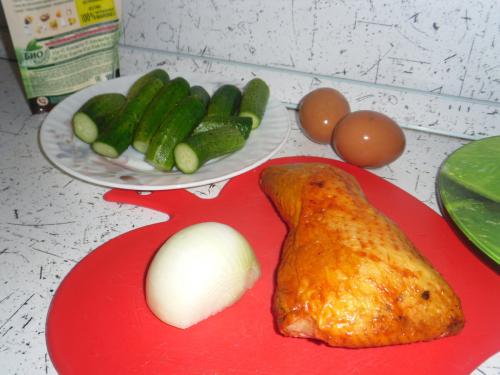 Салат с яичными блинчиками и курицей и огурцом. САЛАТ БЛИННЫЙ С КОПЧЕНОЙ КУРОЧКОЙ