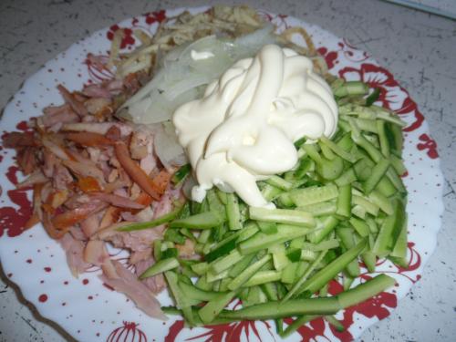 Салат с яичными блинчиками и курицей и огурцом. САЛАТ БЛИННЫЙ С КОПЧЕНОЙ КУРОЧКОЙ