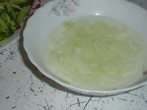 Салат с яичными блинчиками и курицей и огурцом. САЛАТ БЛИННЫЙ С КОПЧЕНОЙ КУРОЧКОЙ