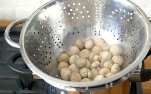 Мариновані гриби шампіньйони на зиму рецепт. Маринованные шампиньоны быстрого приготовления в домашних условиях