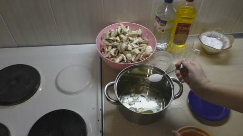 Мариновані гриби шампіньйони на зиму рецепт. Маринованные шампиньоны быстрого приготовления в домашних условиях