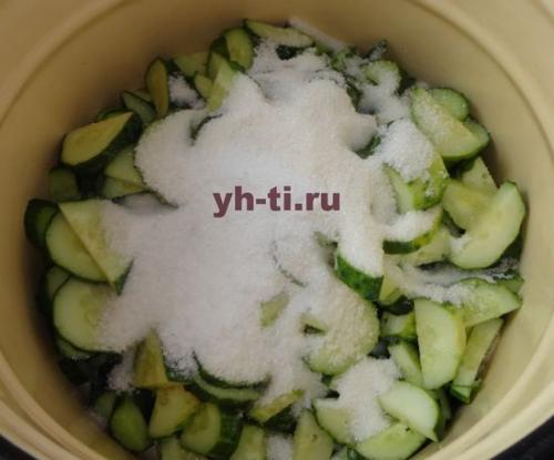 Салат из огурцов на зиму с чесноком. Салат из огурцов с зеленью и чесноком на зиму