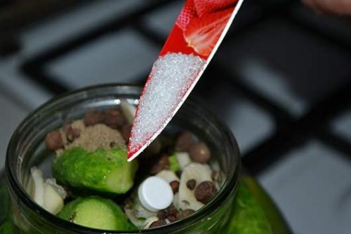 Огурцы закрытые с уксусом. Рецепт огурцов с фото