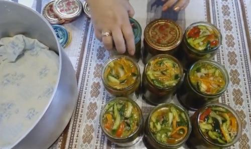 Салат из огурцов кусочками на зиму. Салат из огурцов на зиму по-корейски с приправой для корейской моркови — самый вкусный рецепт