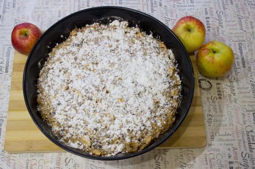 Шарлотка с овсянкой и яблоками диетический. Сделал Шарлотку с овсянкой и шоколадом: Жена половину забрала на работу, а сын подумал, что там орехи