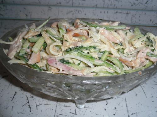 Салат с яичными блинчиками и курицей и огурцом. САЛАТ БЛИННЫЙ С КОПЧЕНОЙ КУРОЧКОЙ