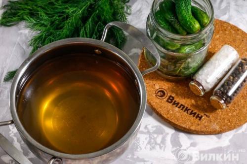 Корнишоны в банке. Маринованные корнишоны на зиму