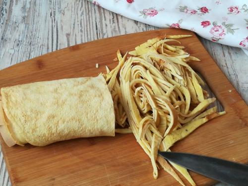 Салат с блинами и курицей и маринованным луком. Очень вкусный салат с яичными блинчиками и капустой