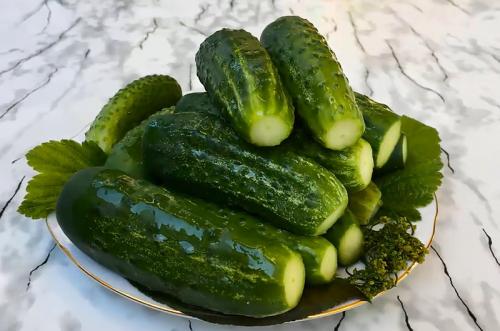 Как посолить маленькие огурчики. Малосольные хрустящие огурцы в холодной воде (холодным рассолом) 22