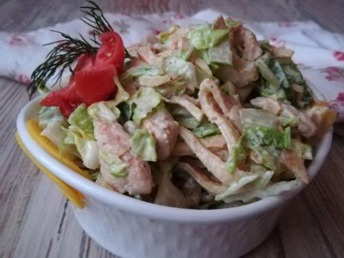 Салат с блинами и курицей и маринованным луком. Очень вкусный салат с яичными блинчиками и капустой