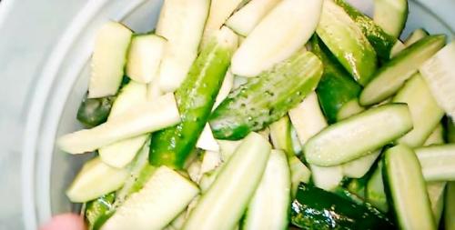 Салат из огурцов на зиму пальчики оближешь с луком