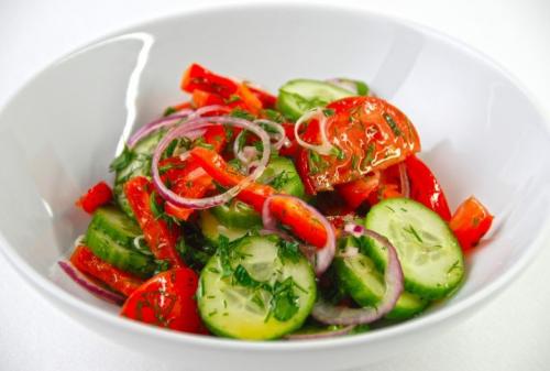 Салат на зиму из огурцов и помидоров и лука и перца. Салат из огурцов и помидоров на зиму с луком без стерилизации