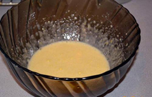 Шарлотка с яблоками бисквит. Бисквитная яблочная шарлотка