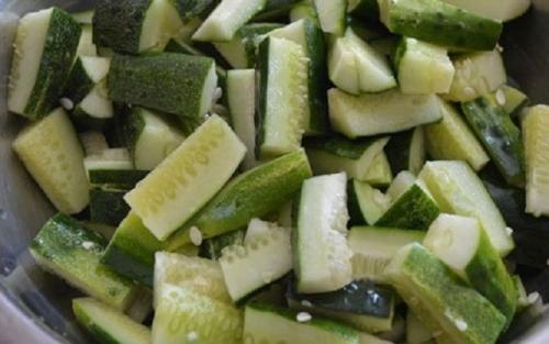 Тертые огурцы на зиму.  Резаные огурцы с петрушкой