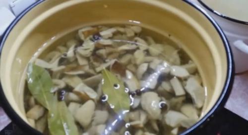 Маринад для белых грибов на 1 литр воды. Хрустящие маринованные белые грибы на зиму в банках по простому рецепту