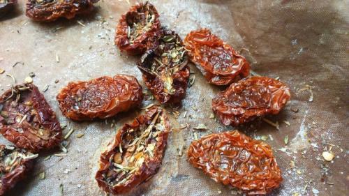 Вяленые помидоры в масле консервированные. Вяленые томаты экспериментальные (не с оливковым маслом)