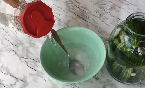 Как посолить маленькие огурчики. Малосольные хрустящие огурцы в холодной воде (холодным рассолом) 26