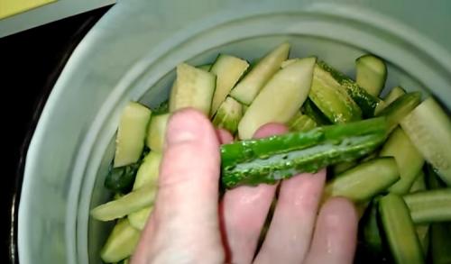 Салатные огурцы на зиму. Салаты из огурцов на зиму. 6 вкусных рецептов – пальчики оближешь!