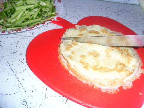 Салат с яичными блинчиками и курицей и огурцом. САЛАТ БЛИННЫЙ С КОПЧЕНОЙ КУРОЧКОЙ