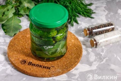 Корнишоны в банке. Маринованные корнишоны на зиму