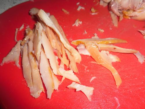 Салат с яичными блинчиками и курицей и огурцом. САЛАТ БЛИННЫЙ С КОПЧЕНОЙ КУРОЧКОЙ