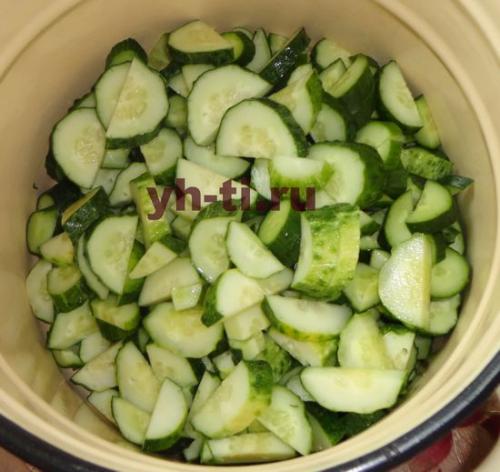 Салат из огурцов на зиму с чесноком. Салат из огурцов с зеленью и чесноком на зиму