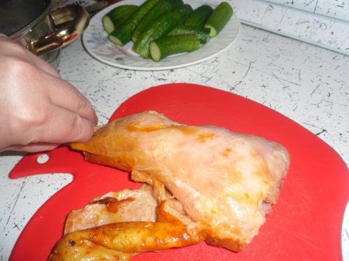 Салат с яичными блинчиками и курицей и огурцом. САЛАТ БЛИННЫЙ С КОПЧЕНОЙ КУРОЧКОЙ