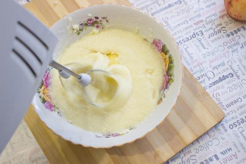 Шарлотка с яблоками и овсяными хлопьями. Сделал Шарлотку с овсянкой и шоколадом: Жена половину забрала на работу, а сын подумал, что там орехи