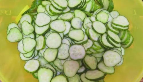 Салатные огурцы на зиму. Салаты из огурцов на зиму. 6 вкусных рецептов – пальчики оближешь!