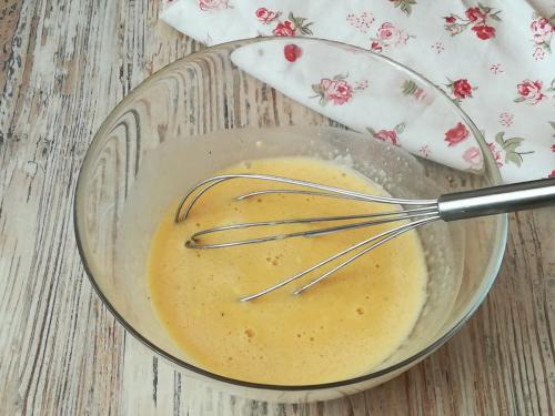 Салат с блинами и курицей и маринованным луком. Очень вкусный салат с яичными блинчиками и капустой