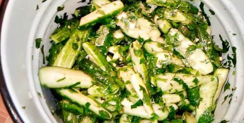 Салат из огурцов на зиму пальчики оближешь с луком