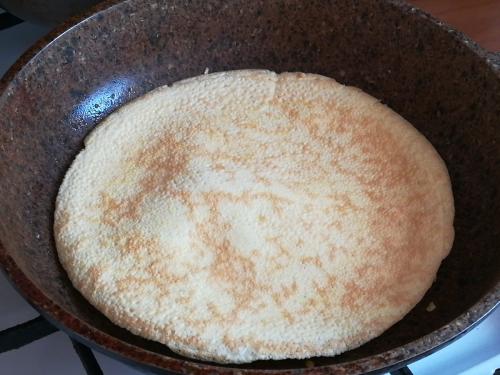 Салат с блинами и курицей и маринованным луком. Очень вкусный салат с яичными блинчиками и капустой