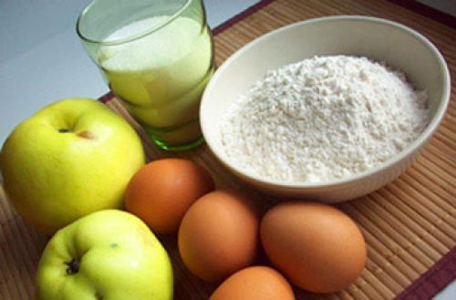 Шарлотка с яблоками бисквит. Бисквитная яблочная шарлотка