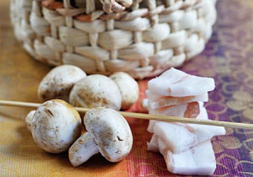 Как мариновать белые грибы для шашлыка. Рецепт 1: шашлык из шампиньонов на мангале с салом (с фото)