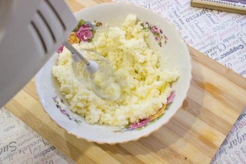 Шарлотка с яблоками и овсяными хлопьями. Сделал Шарлотку с овсянкой и шоколадом: Жена половину забрала на работу, а сын подумал, что там орехи