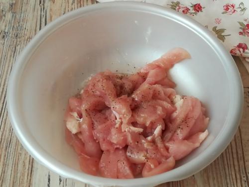 Салат с блинами и курицей и маринованным луком. Очень вкусный салат с яичными блинчиками и капустой