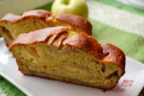 Шарлотка без яиц на сметане. Шарлотка на сметане: маленькие хитрости приготовления самого вкусного яблочного пирога