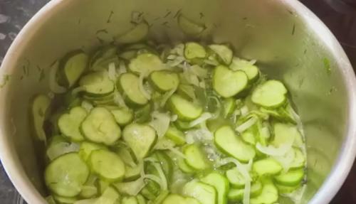 Салатные огурцы на зиму. Салаты из огурцов на зиму. 6 вкусных рецептов – пальчики оближешь!